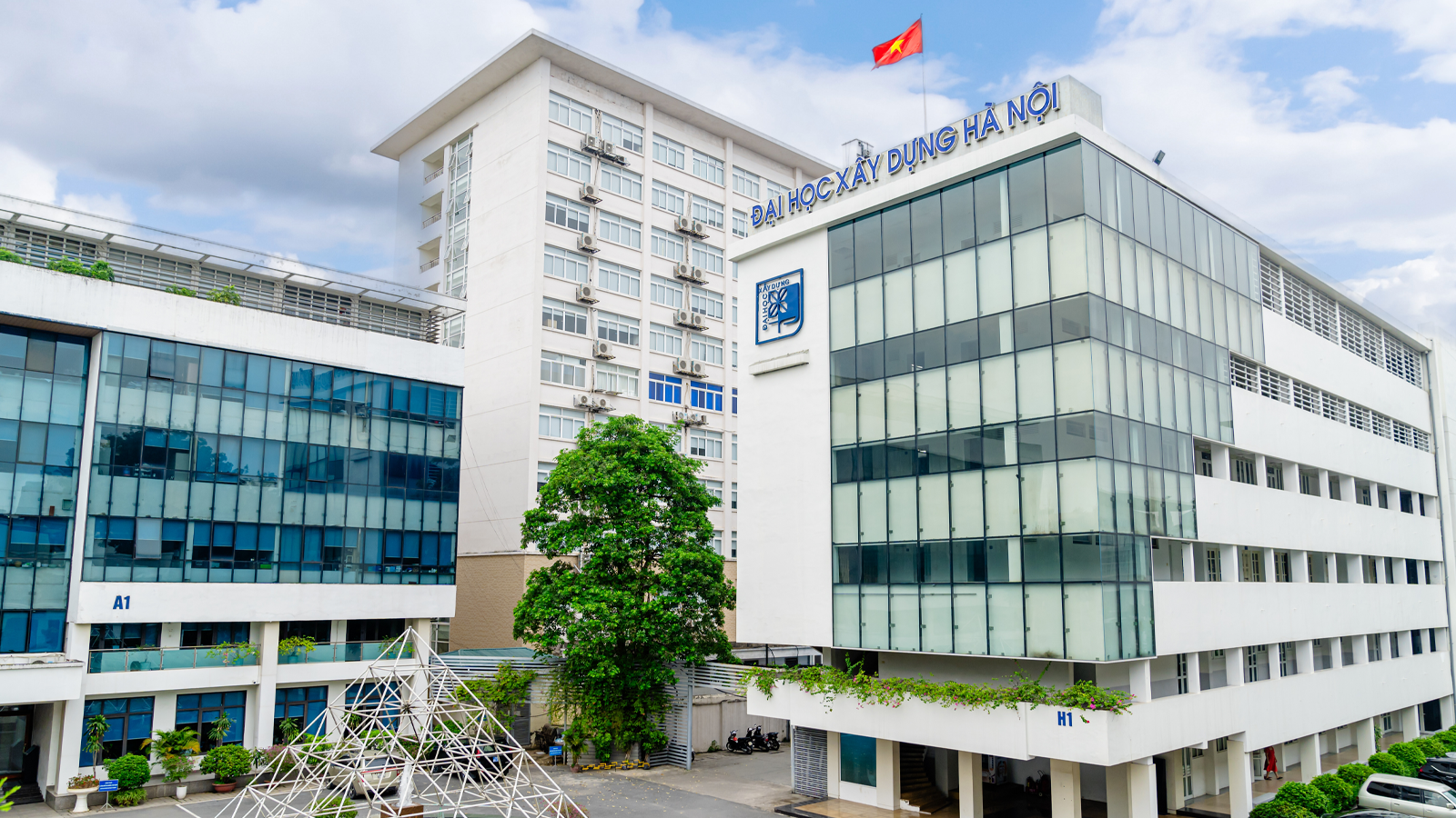 THÔNG BÁO XÉT TUYỂN CÁC CHƯƠNG TRÌNH ĐÀO TẠO HỘI NHẬP VÀ QUỐC TẾ - KỲ TUYỂN SINH ĐẠI HỌC CHÍNH QUY NĂM 2025