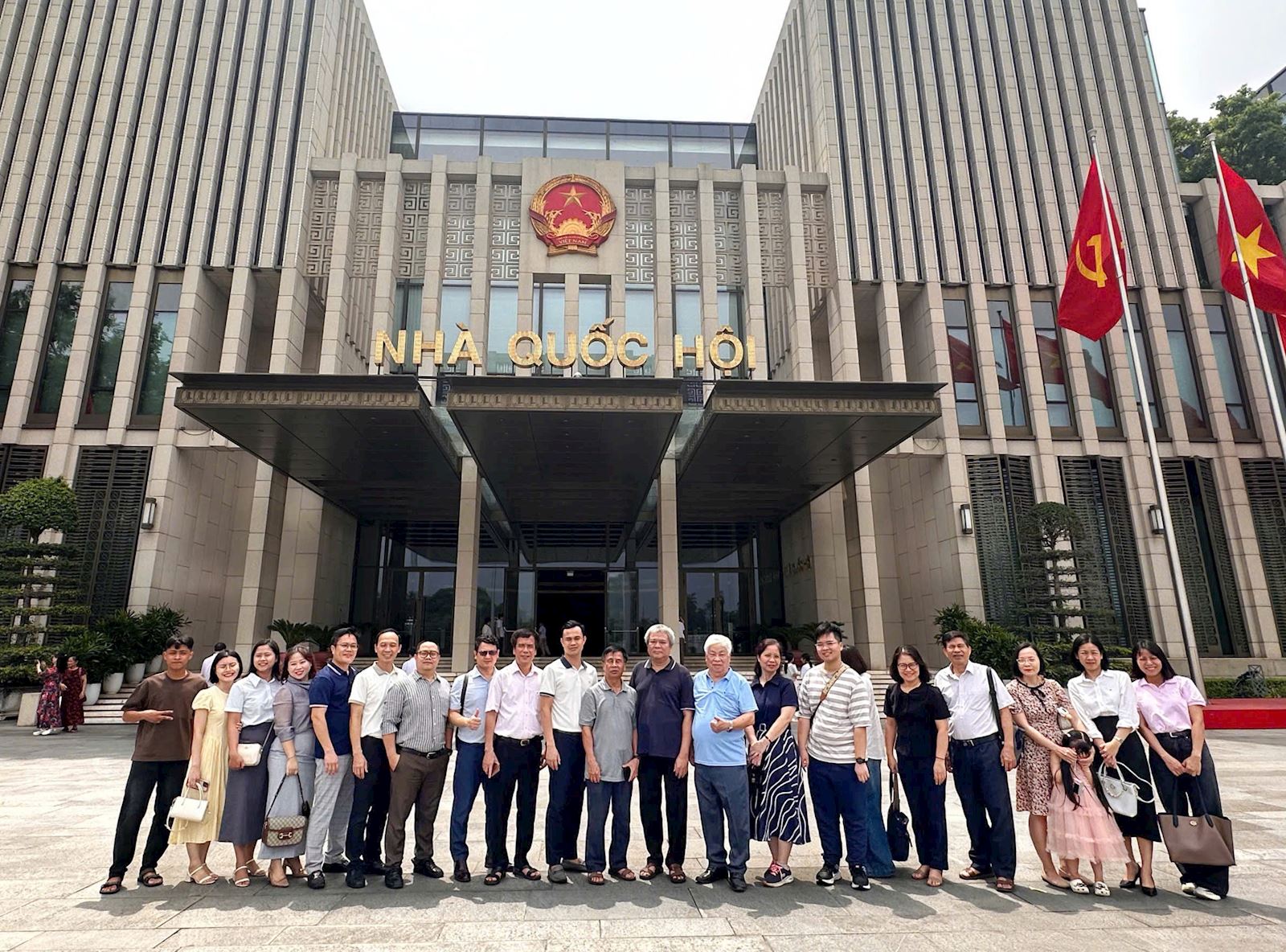 GIẢNG VIÊN KHOA KINH TẾ VÀ QUẢN LÝ XÂY DỰNG THAM QUAN, TRAO ĐỔI VỀ CÔNG TÁC QUẢN LÝ VÀ VẬN HÀNH TÒA NHÀ QUỐC HỘI