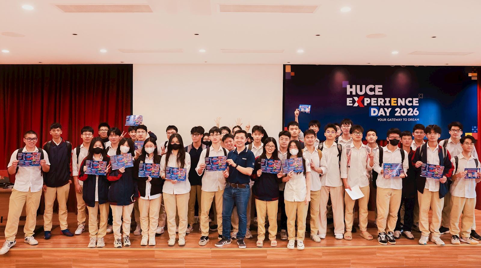 UNLOCK "VŨ TRỤ CEM" – HÀNG TRĂM HỌC SINH THPT HÀ NỘI CÙNG GIẢI MÃ TƯƠNG LAI NGHỀ NGHIỆP TẠI WORKSHOP “HỌC GÌ Ở KHOA KINH TẾ & QUẢN LÝ XÂY DỰNG?”