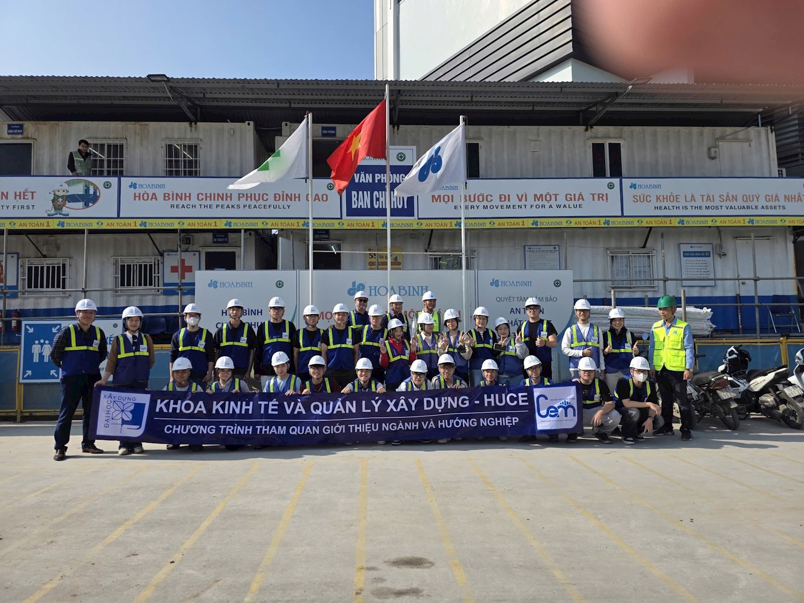 THAM QUAN HƯỚNG NGHIỆP CÔNG TRƯỜNG XÂY DỰNG DỰ ÁN TÒA NHÀ HOÀNG HUY - THÀNH PHỐ HẢI PHÒNG | LỚP  KINH TẾ XÂY DỰNG ANH NGỮ 69KTE