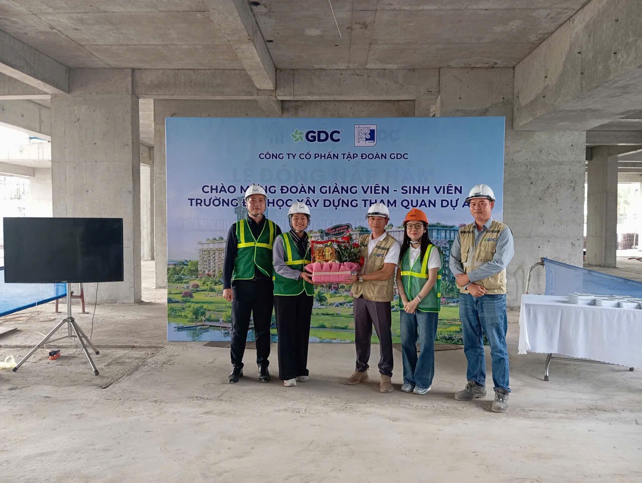 HOẠT ĐỘNG THAM QUAN THỰC HÀNH CỦA SINH VIÊN KHOA KINH TẾ VÀ QUẢN LÝ XÂY DỰNG TẠI DỰ ÁN KHU CĂN HỘ TRUNG TẦNG HẢI DƯƠNG ECORIVERS